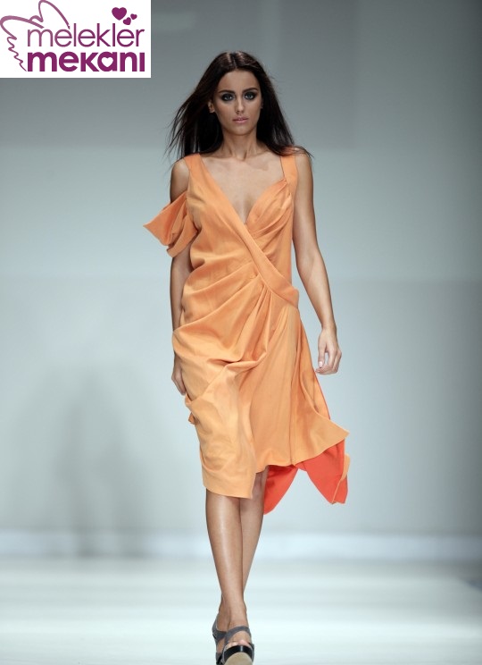 istanbul-fashion-week-2011-nejla-guvenc-2012-ilkbahar-yaz-koleksiyonu-defilesi-14-44.jpg