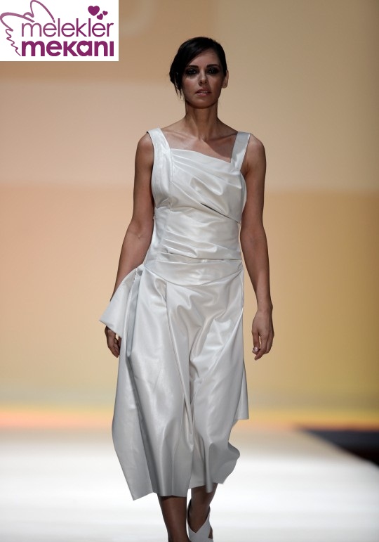 istanbul-fashion-week-2011-nejla-guvenc-2012-ilkbahar-yaz-koleksiyonu-defilesi-15-b0.jpg