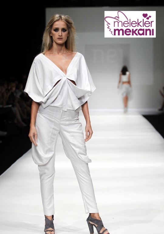 istanbul-fashion-week-2011-nejla-guvenc-2012-ilkbahar-yaz-koleksiyonu-defilesi-6-3de.jpg