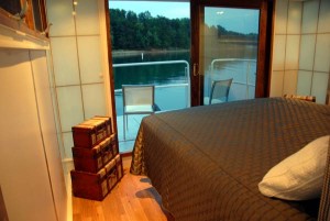 metroship-bedroom-ambient-lighting-300x201-6248.jpg