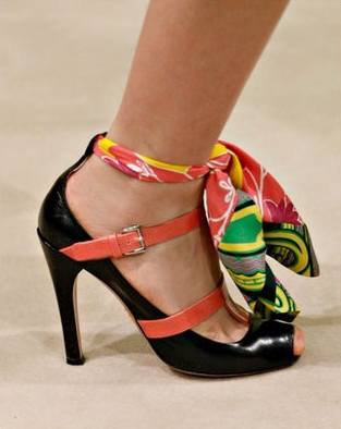 prada-fularli-ayakkabi-7-5438.jpg