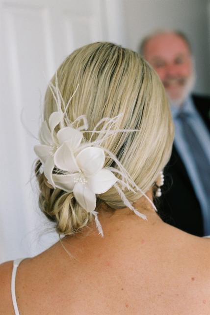 wedding-day-hairstyles-with-floral-hair-clip-9454.jpg