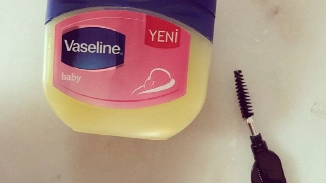 Vazelin Kirpikleri Uzatıyor mu? Vazelin Mucizeleri