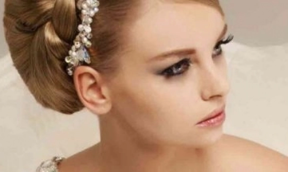 Abiye elbiseleriniz için saç modelleri