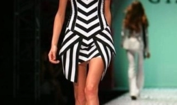 Asimetrik kesim elbiseler geri dönüyor