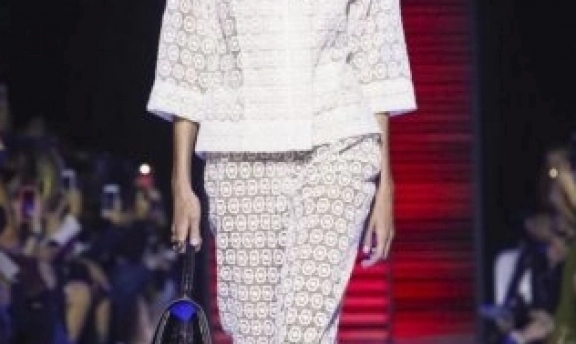Elie Saab'ın ilkbahar yaz koleksiyonu göz kamaştırdı