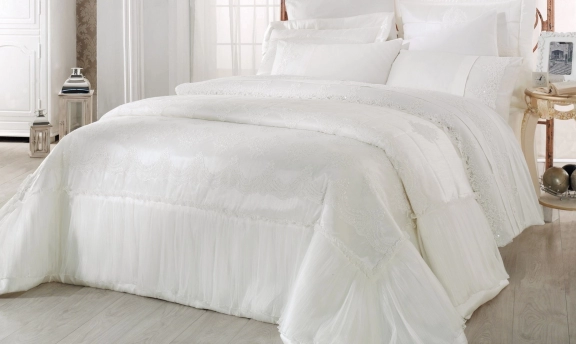 Yatak odası dekorasyonlarınızda en özel yatak örtüleri ile gelen dekoratiflikler