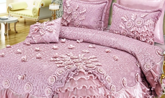 Yatak odası dekorasyonlarınızda en özel yatak örtüleri ile gelen dekoratiflikler