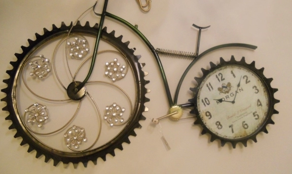 Farklı tasarım saat modelleri ile şık görünümler