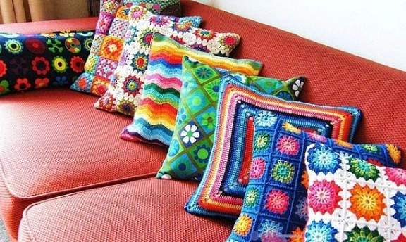 Örgüden Dekoratif Kırlentler Evinizin Havasını Değiştirecek