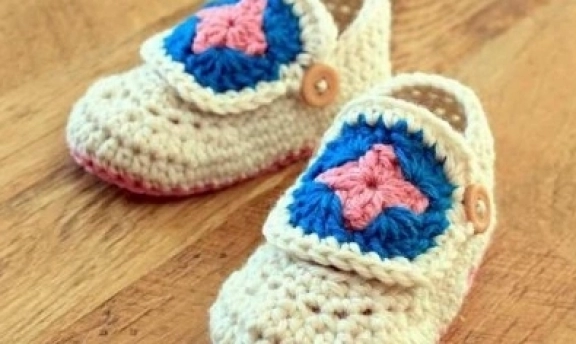 Örgüden Bebek Ayakkabı Modelleri Rengarenk