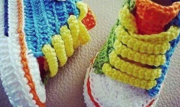 Örgüden Bebek Ayakkabı Modelleri Rengarenk