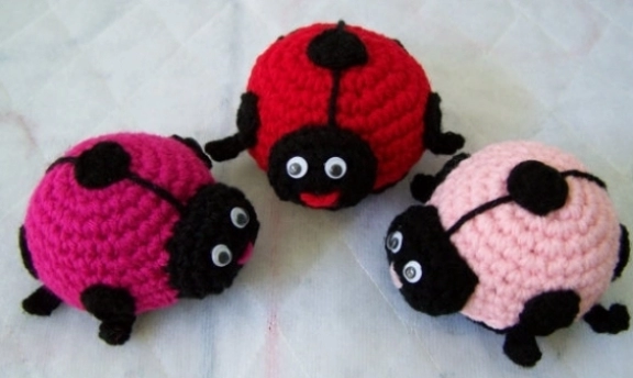 Örgüden Uğur Böceği Yapımı Çok Şirin Modeller