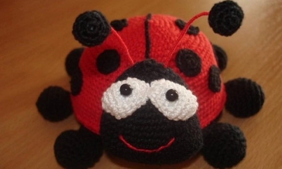 Örgüden Uğur Böceği Yapımı Çok Şirin Modeller