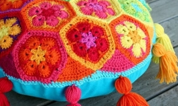 Örgüden Dekoratif Kırlentler Evinizin Havasını Değiştirecek