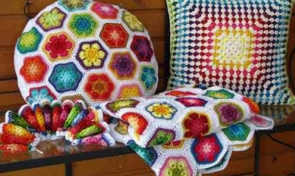 Örgüden Dekoratif Kırlentler Evinizin Havasını Değiştirecek