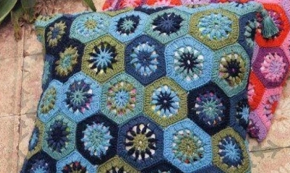 Örgüden Dekoratif Kırlentler Evinizin Havasını Değiştirecek