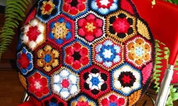 Örgüden Dekoratif Kırlentler Evinizin Havasını Değiştirecek