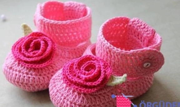 Örgüden Bebek Ayakkabı Modelleri Rengarenk