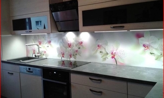 Mutfak Tezgah Arası Dekorasyonunda 3D Cam Panel Kaplamaları