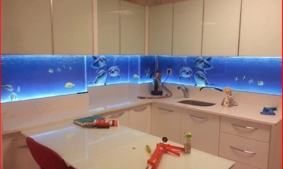 Mutfak Tezgah Arası Dekorasyonunda 3D Cam Panel Kaplamaları
