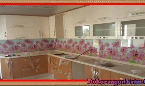 Mutfak Tezgah Arası Dekorasyonunda 3D Cam Panel Kaplamaları
