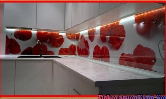 Mutfak Tezgah Arası Dekorasyonunda 3D Cam Panel Kaplamaları