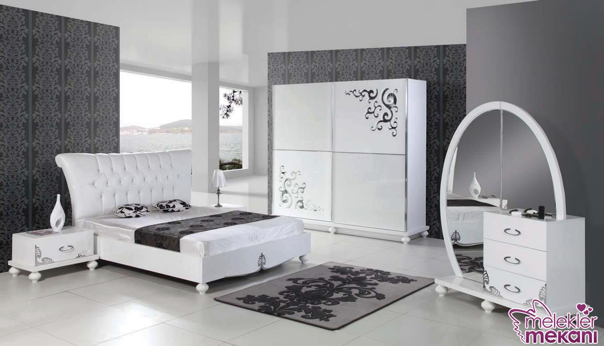Beyaz yatak odası takımları ile gelen ferah yatak odası görünümleri